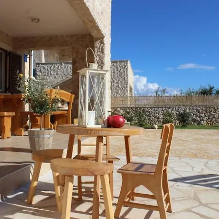 Hébergement de vacances Steinvilla Mit Pool- Meerblick- Naehe Sandstrand By Interhome