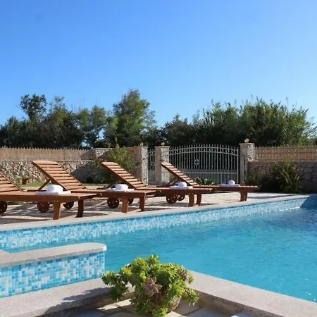 Hébergement de vacances Steinvilla Mit Pool- Meerblick- Naehe Sandstrand By Interhome