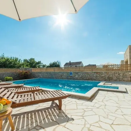 Steinvilla Mit Pool- Meerblick- Naehe Sandstrand By Interhome Vikendica