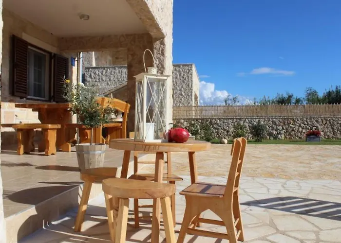 Hébergement de vacances Steinvilla Mit Pool- Meerblick- Naehe Sandstrand By Interhome