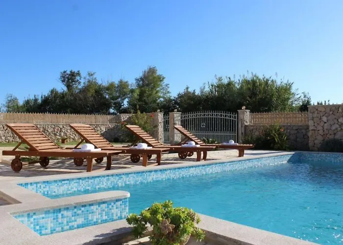 Hébergement de vacances Steinvilla Mit Pool- Meerblick- Naehe Sandstrand By Interhome